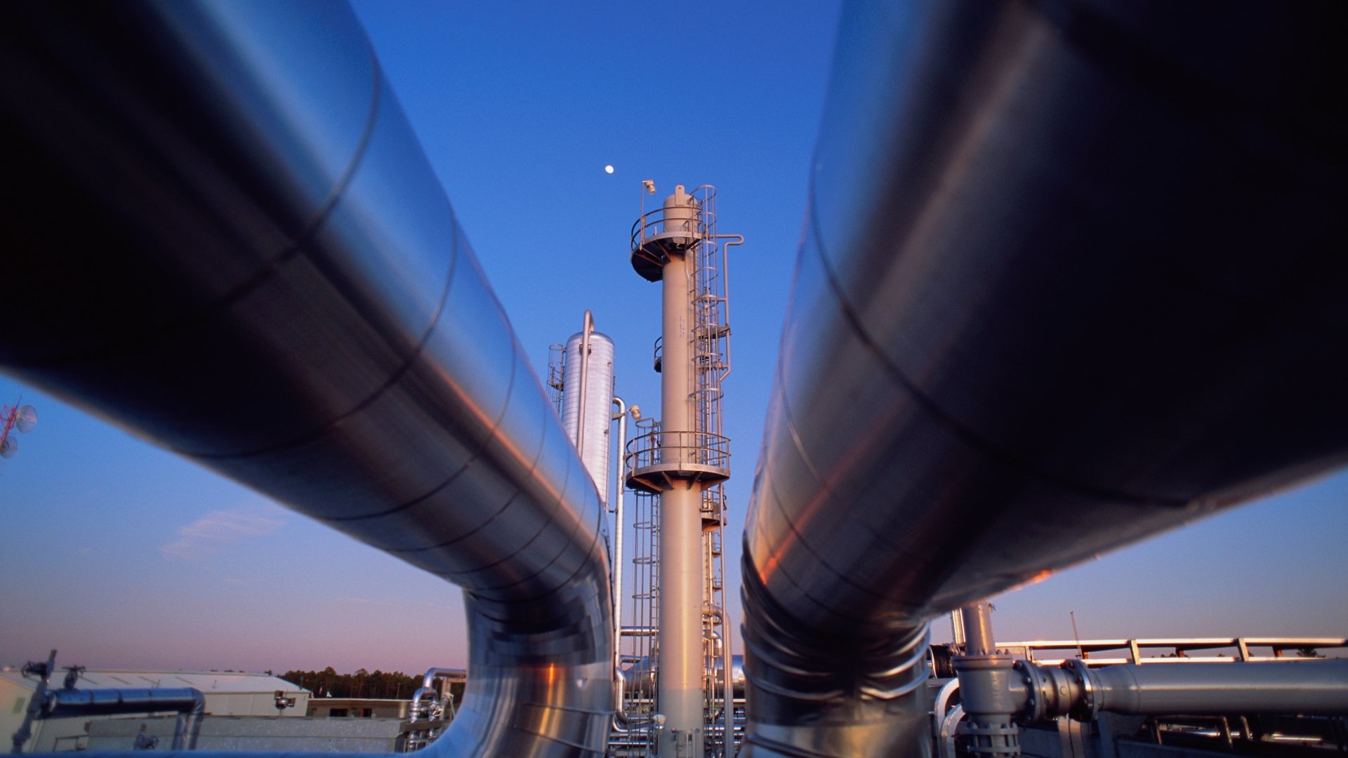 WTI Oil Rallies 1% After Ukrainian Attacks on Russian Oil Facilities, Russia Sanction Calls Grow