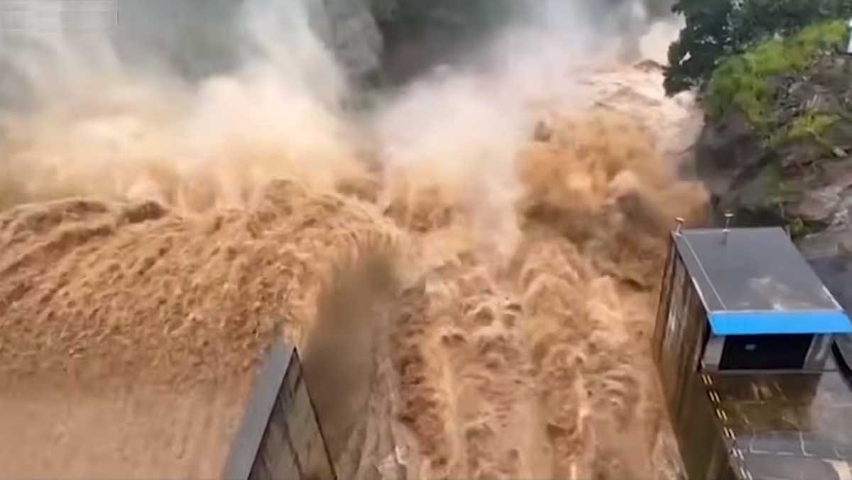 Cyclone Ditwah kills 334 in Sri Lanka, floods and landslides hit 1.1 million | EconomyNext