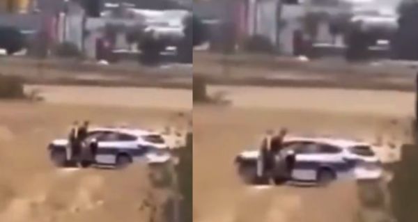 Policisté přistiženi při s3xu v autě během služby – video spustilo vlnu pobouření