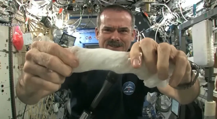 Co se stane, když vyždímáte ručník ve vesmíru? Výsledek vás překvapí!