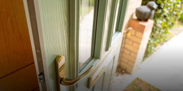 Co se stane, když dáte skořici ke vchodovým dveřím? Starý rituál, který přináší štěstí i peníze..