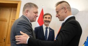 Slovensko nakonec přislíbilo podporu nových sankcí vůči Rusku Premiér Robert Fico ze strany Smer a maďarský ministr zahraničí Péter Szijjártó se objevili společně na fotografii, uprostřed nich stojí slovenský ministr zahraničí Juraj Blanár, rovněž ze strany Smer. (Zdroj: Facebook – Szijjártó)
